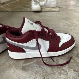 Youth grade school jordan 1 low